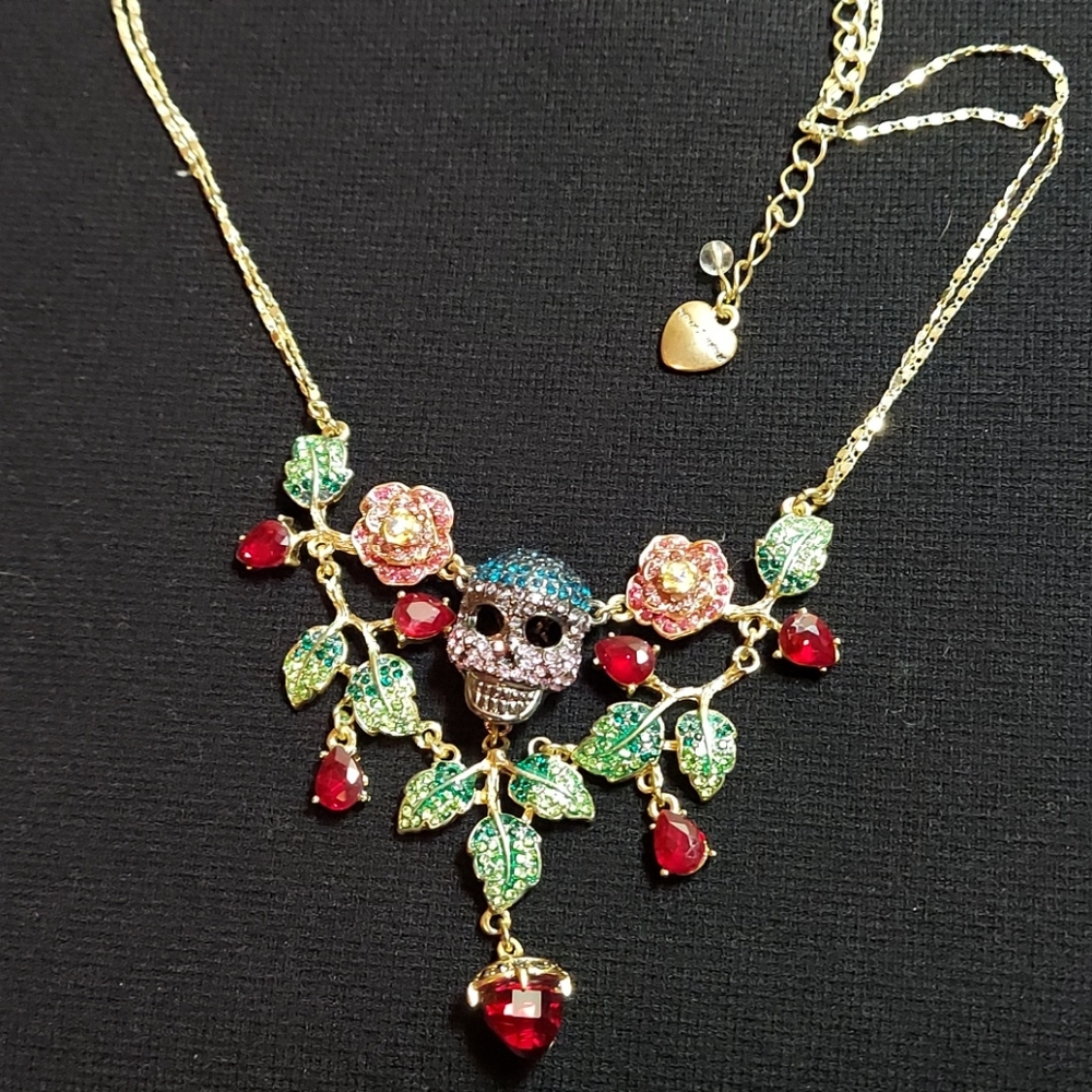Betsy Johnson skull and roses necklace 🌹 - Picture 4 of 8